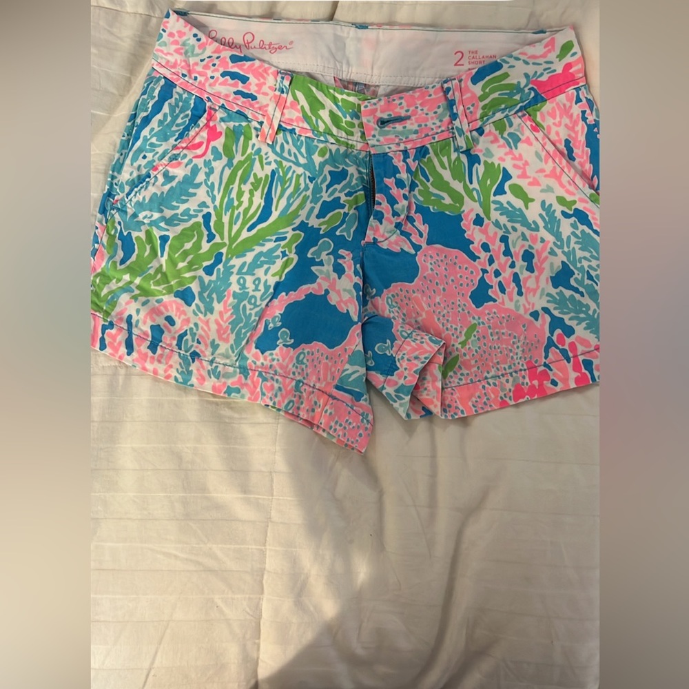 Lilly Pulitzer side 2 Callahan short in 🦄 Let’s Cha Cha